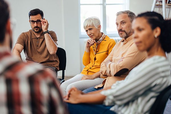 Paare/Gruppe im Gespräch