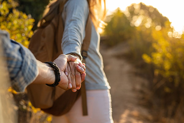Handhaltendes Paar