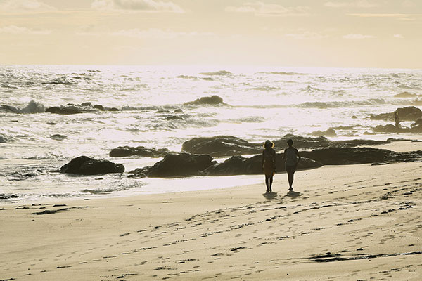 Paar am Strand in Abendstimmung